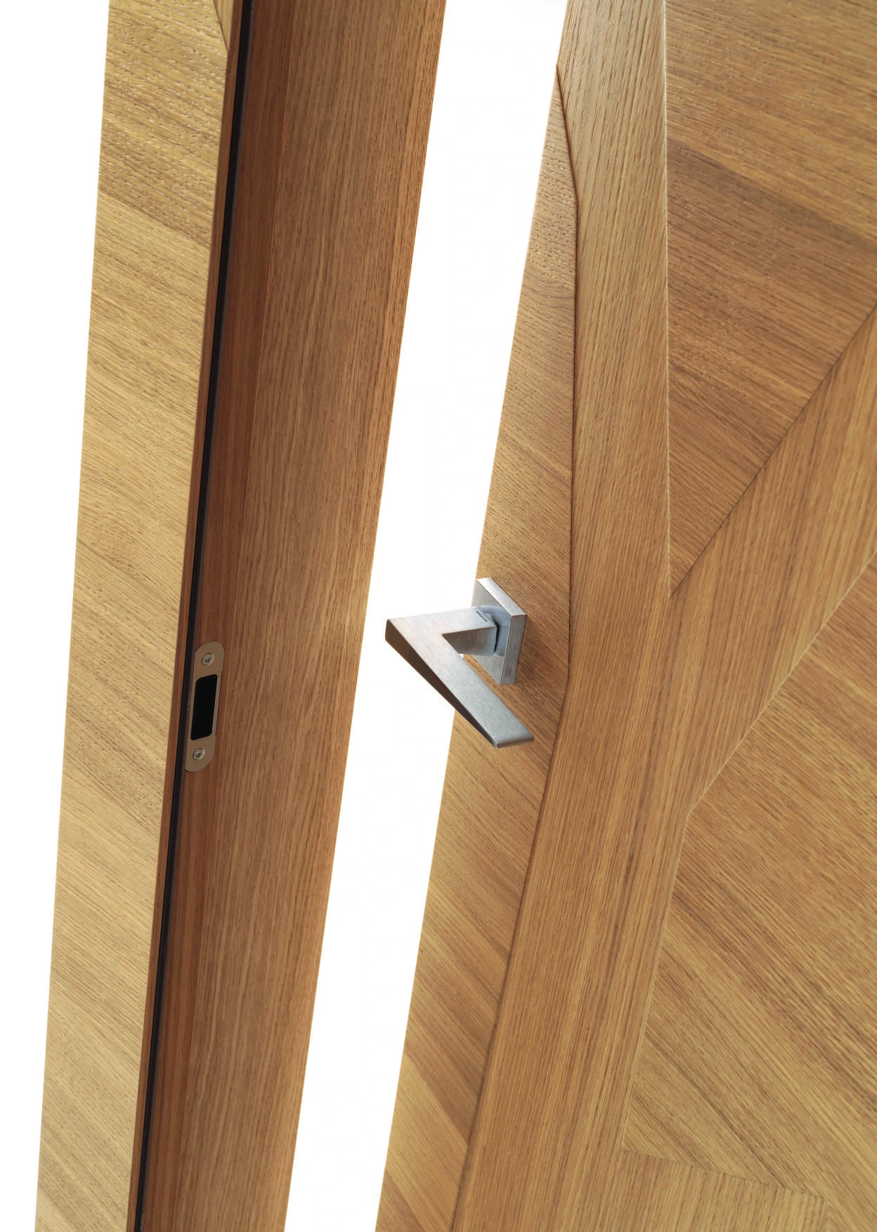 Bertolotto Intalya: branch-pattern oak door edge and handle
