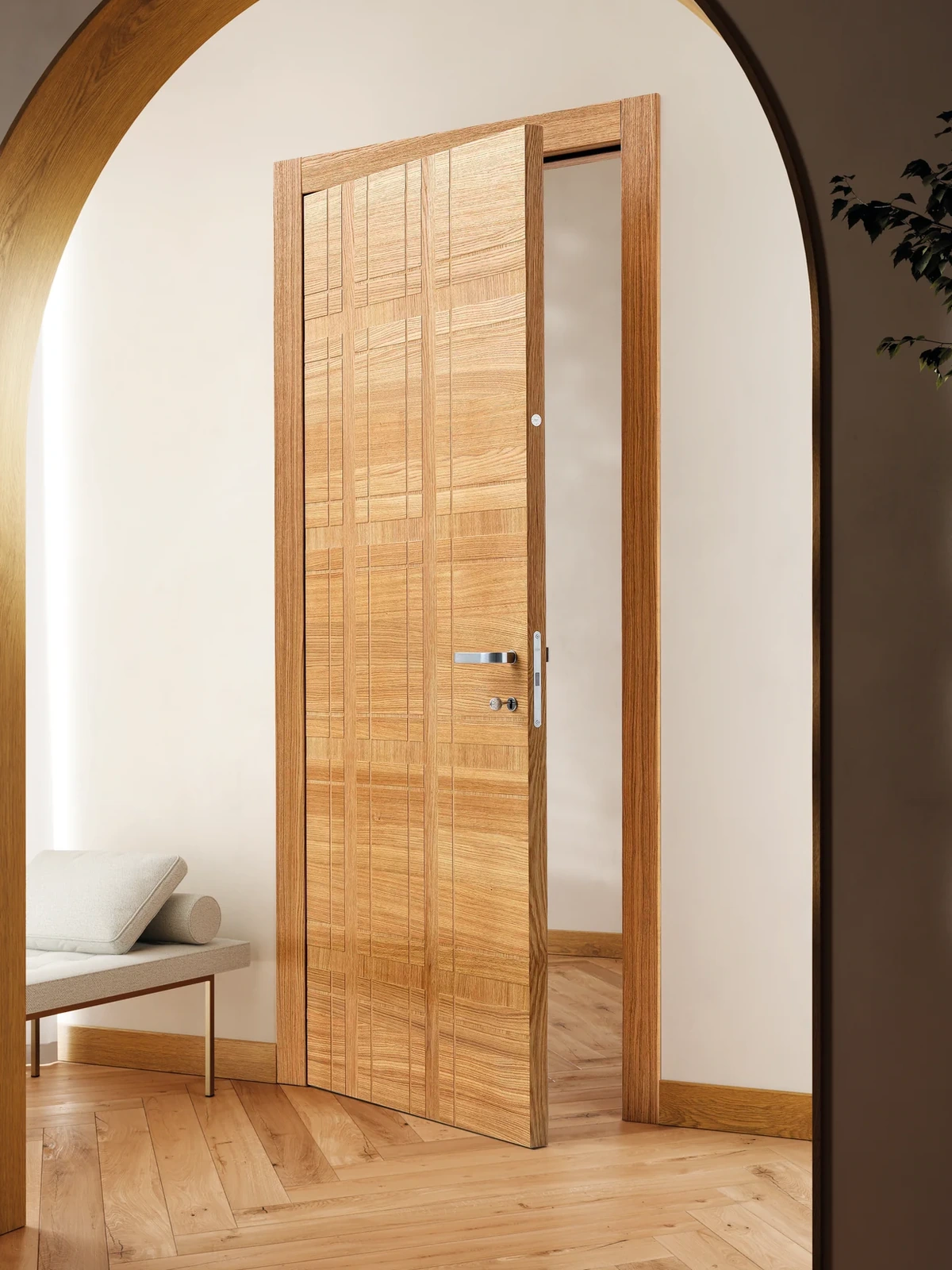 Bertolotto Intalya: natural oak door in an interior with an arched opening