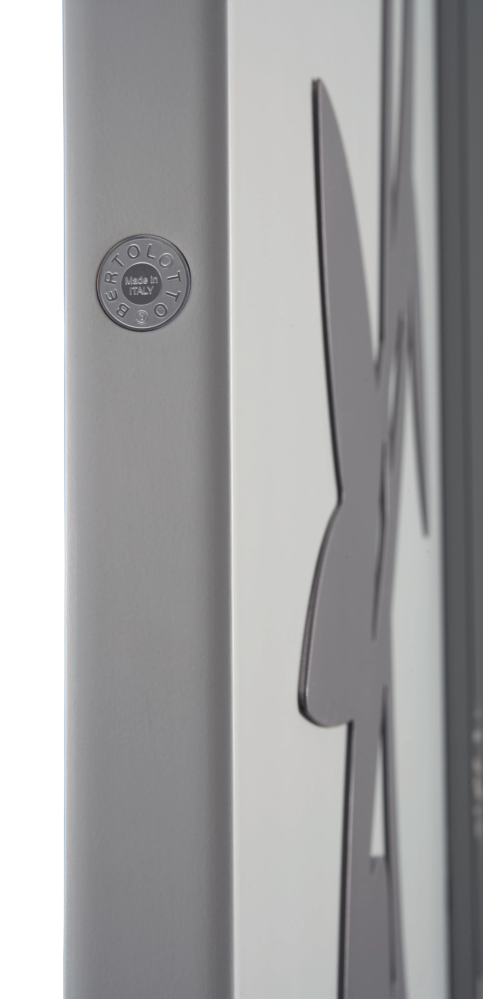 Bertolotto Natura: door edge and manufacturer badge