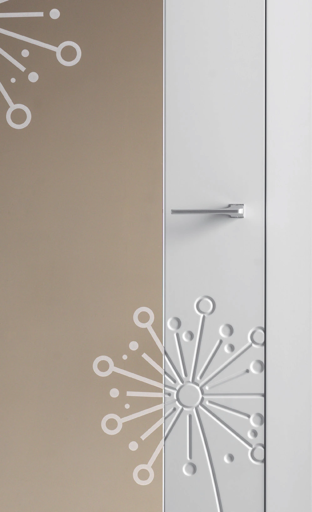 Bertolotto Reflex: decorated mirror and lacquer detail