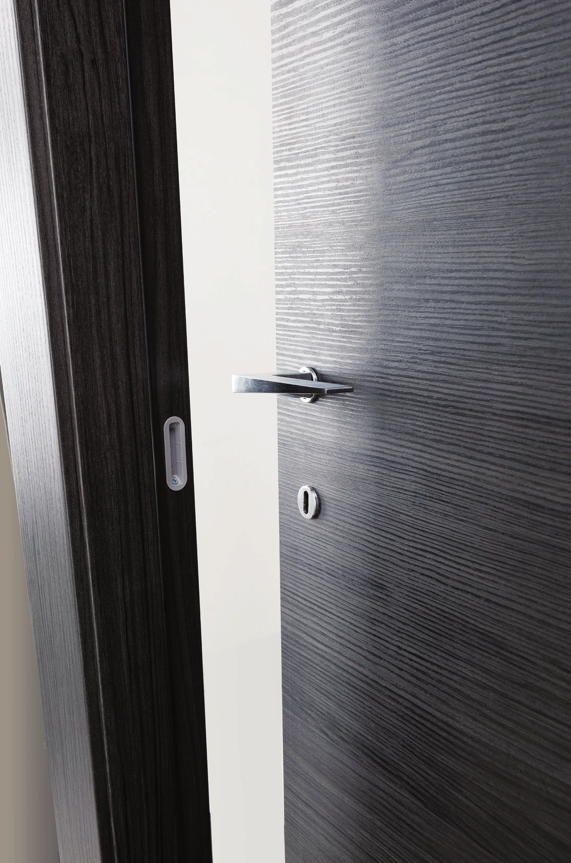 Bertolotto Grafite 111G: dark textured door edge and handle