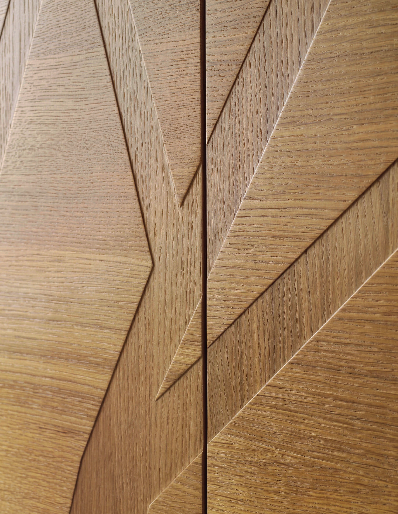 Bertolotto Intalya: branch-pattern oak carving detail