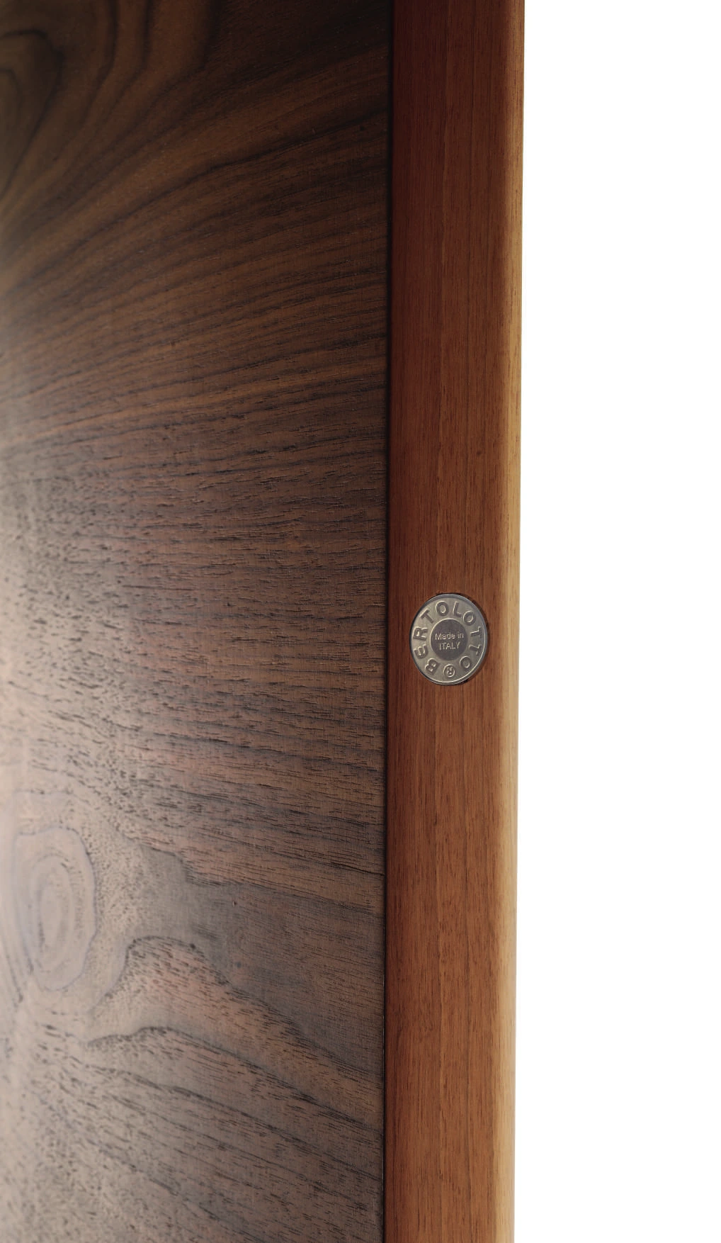 Bertolotto Doga Hori: walnut veneer edge and badge