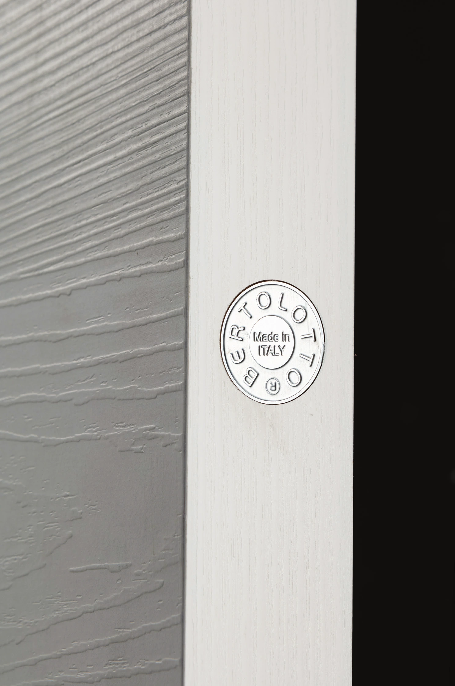 Bertolotto Materik 111M: pale textured door edge and badge