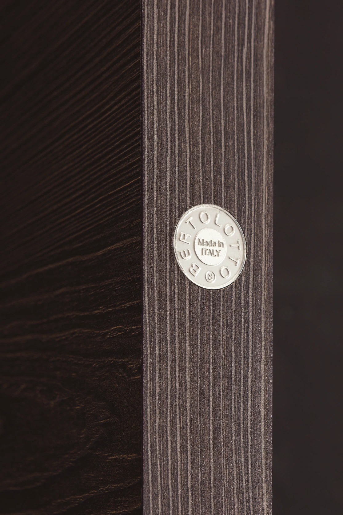 Bertolotto Materik 111M: dark wood-effect door edge and badge