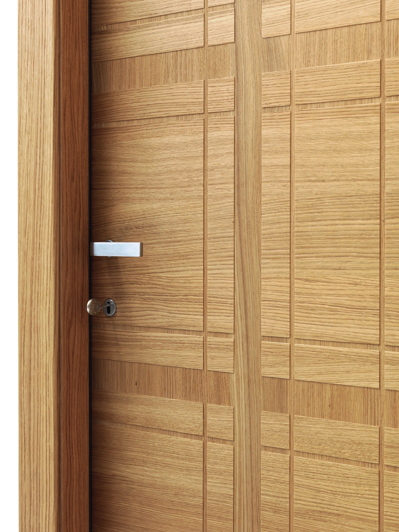Bertolotto Intalya: grid-pattern oak door and handle