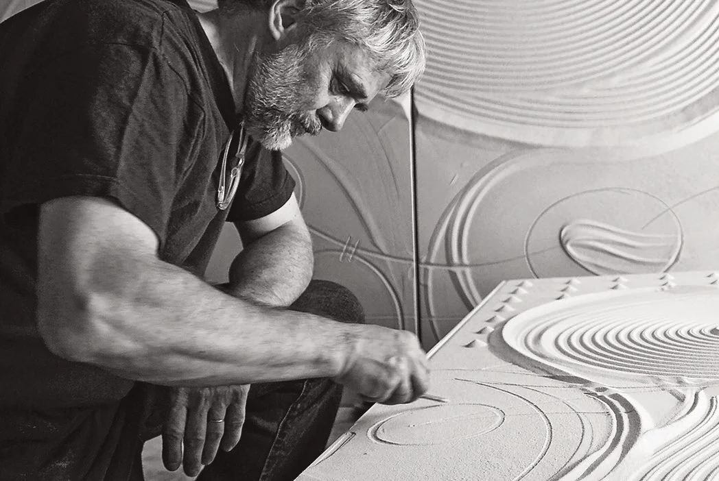 Bertolotto Casa Zen: artist working on a sand door