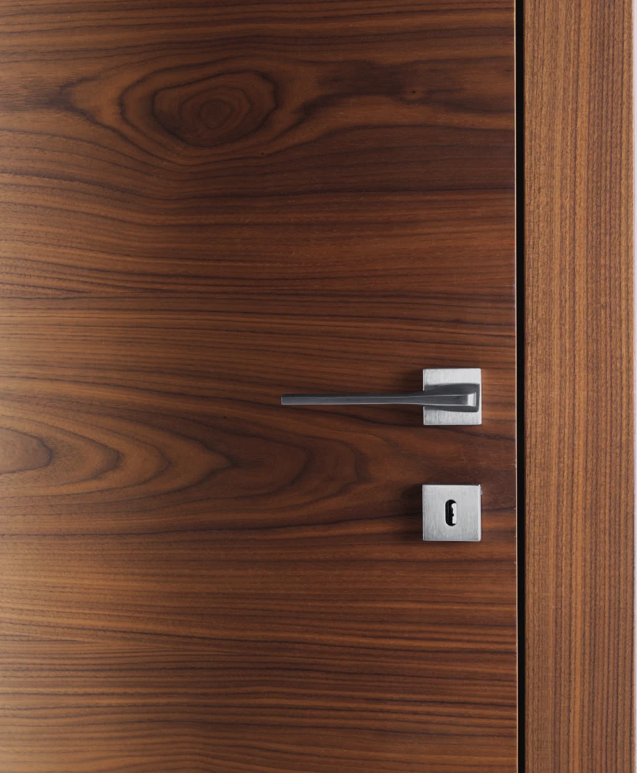 Bertolotto Doga Hori: handle against walnut veneer
