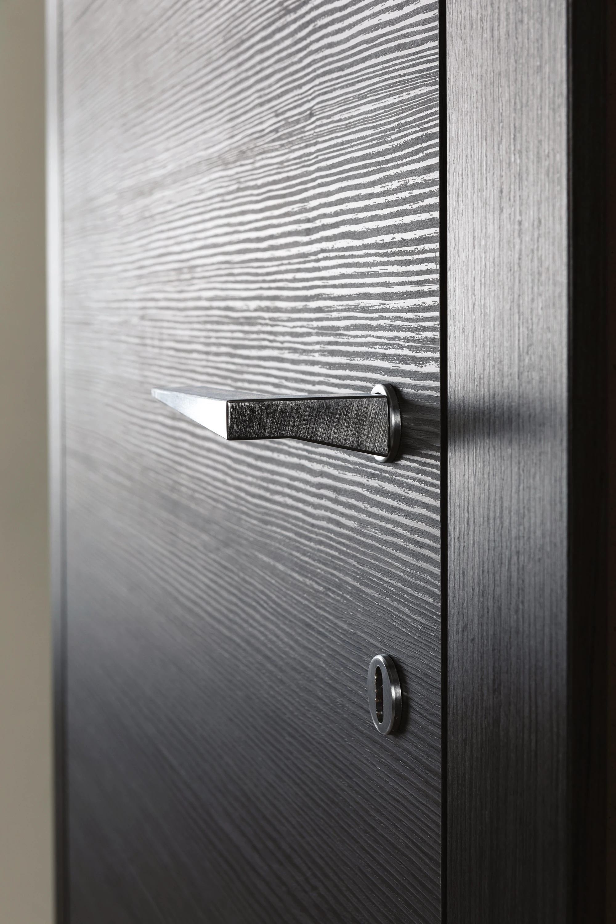 Bertolotto Grafite 111G: handle against horizontal wood-effect grain