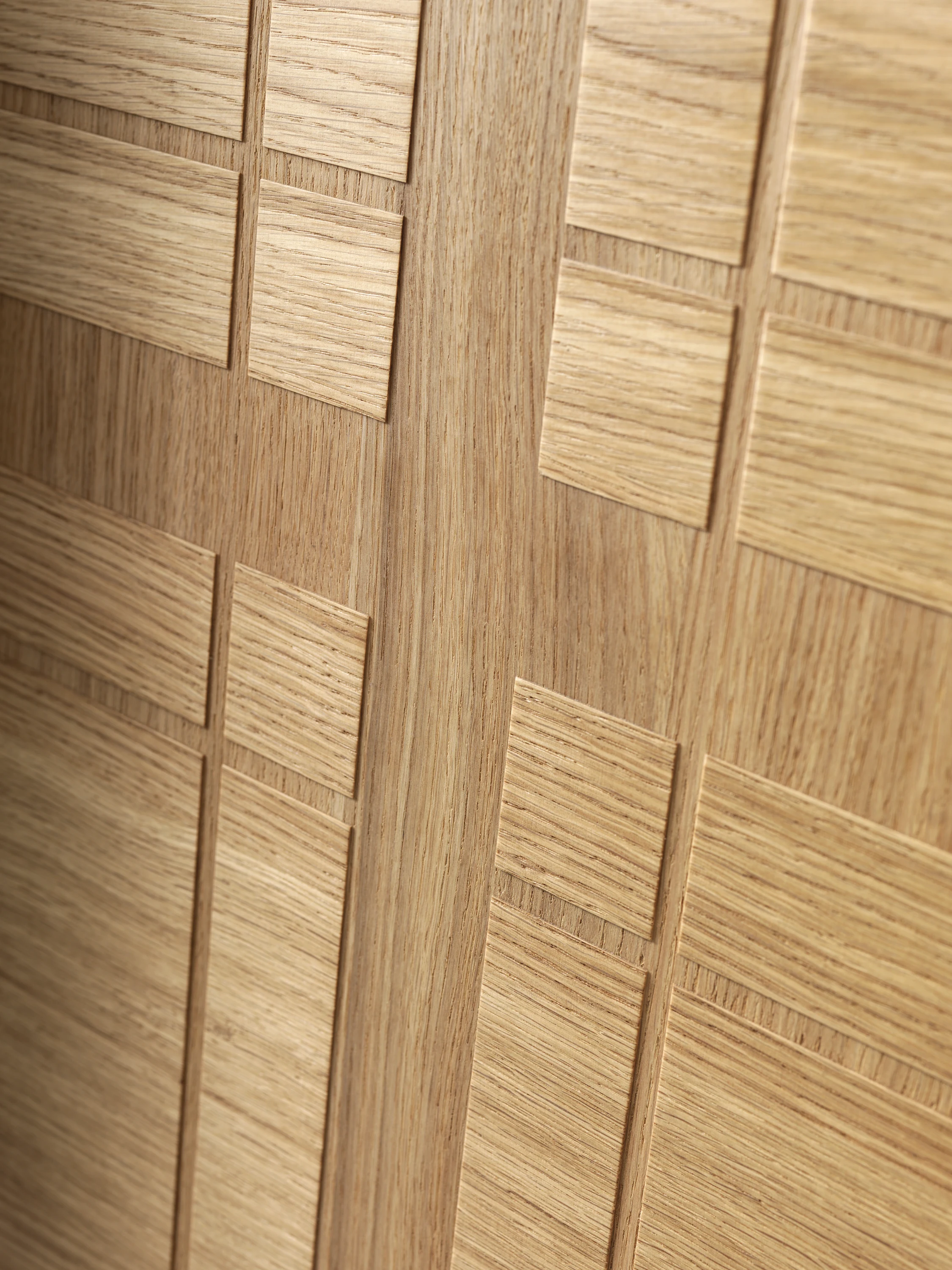 Bertolotto Intalya: close view of carved oak grain