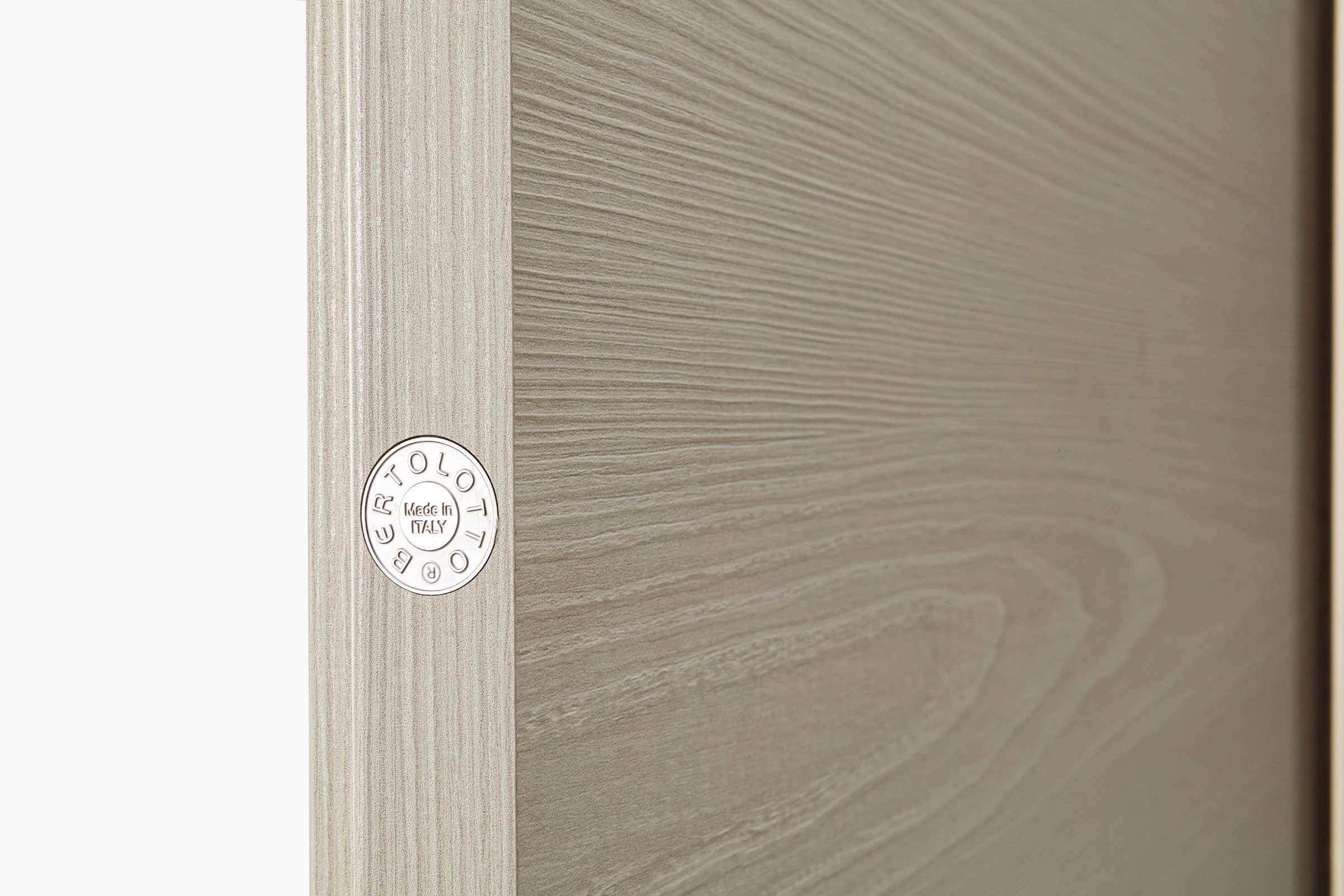 Bertolotto Materik 111M: close view of the door edge and seal