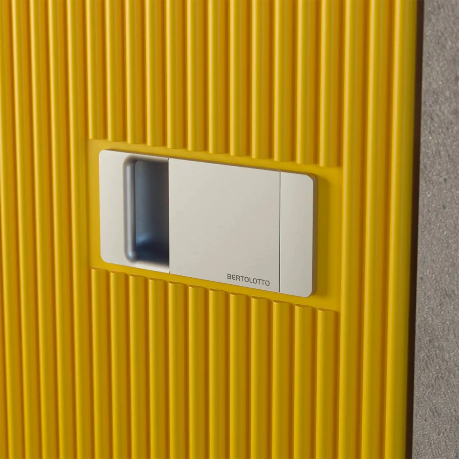 Bertolotto Millerighe: handle against yellow lacquer